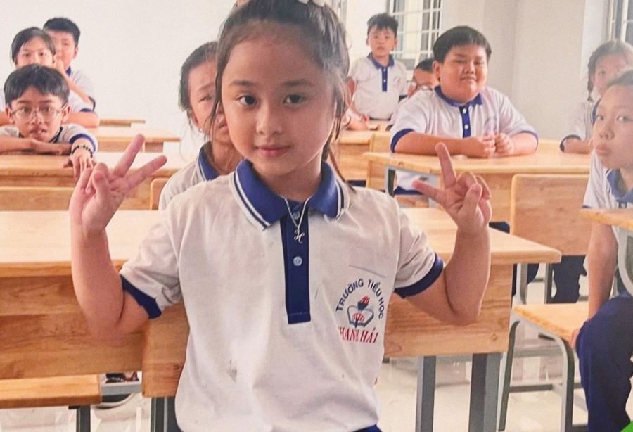 Học sinh nữ trong lớp học ngày khám mắt
