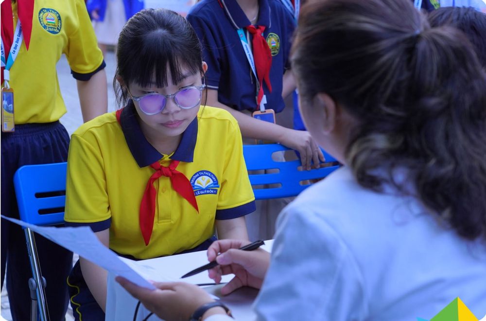 Bác sĩ tư vấn kết quả khám mắt cho học sinh Trường Lê Quý Đôn