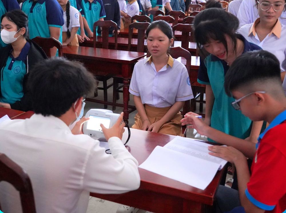 Học sinh được đo khúc xạ tại trường