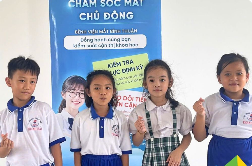 Các em học sinh Tiểu học Phú Thủy 2 vui vẻ sau buổi khám