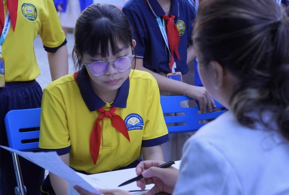 Học sinh đọc phiếu kết quả khám mắt
