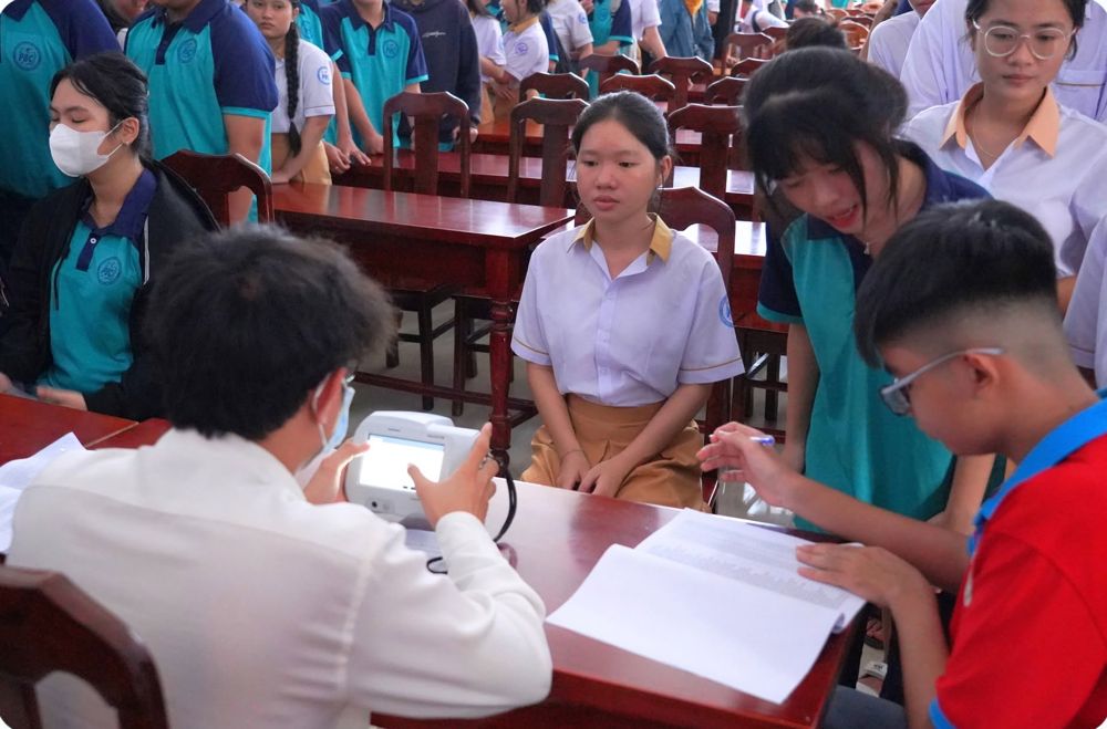 Đo khúc xạ cho học sinh Trường THPT Phan Bội Châu