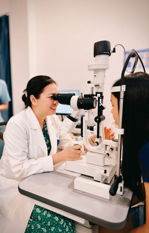 Bác sĩ khám mắt chuyên sâu bằng sinh hiển vi