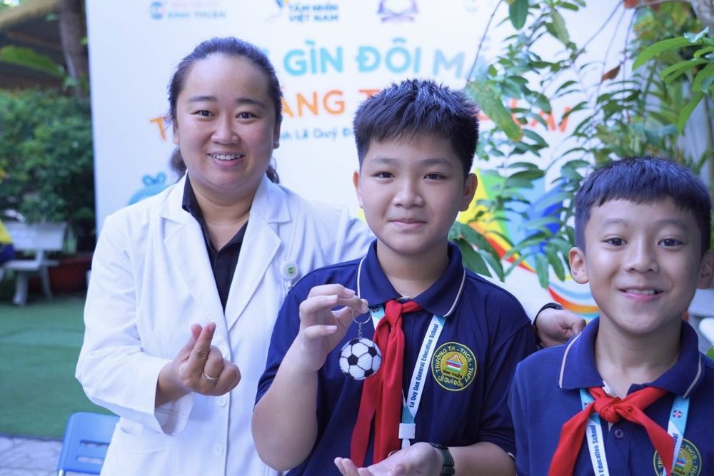 Bác sĩ và học sinh trong ngày khám mắt tại Trường Lê Quý Đôn